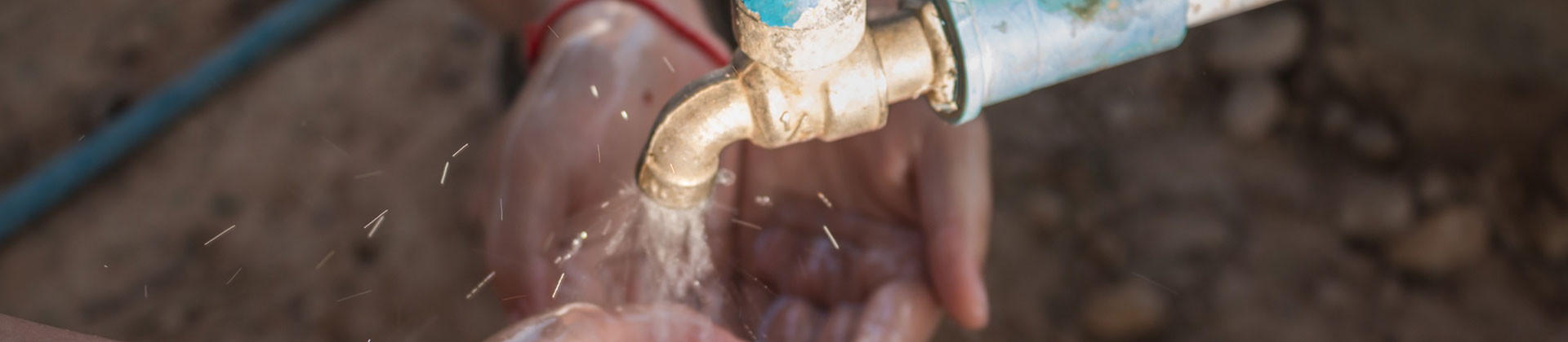 Niños usan manos como vaso para tomar agua que sale del grifo