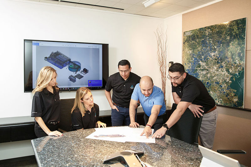 Consideraciones de presupuesto y costos en el diseño de plantas de tratamiento de aguas residuales El equipo de diseño de la planta de aguas residuales discute el proyecto