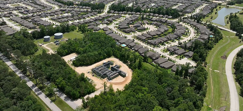 Árboles y nubes reflejados en el agua del lago