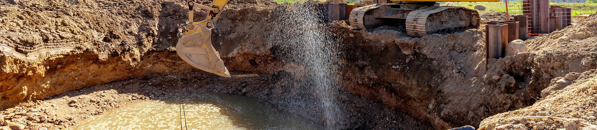 Obtención de fondos federales y estatales para el tratamiento del agua Excavadora en el sitio de construcción cavando una zanja