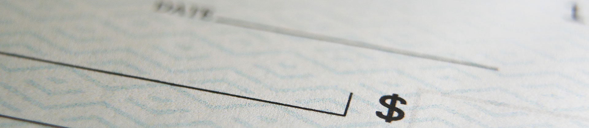 Informe asequibilidad agua de EPA Primer plano de un cheque en blanco