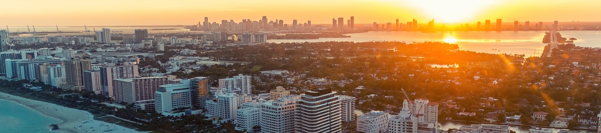 Vista aérea de Miami y Miami Beach al atardecer
