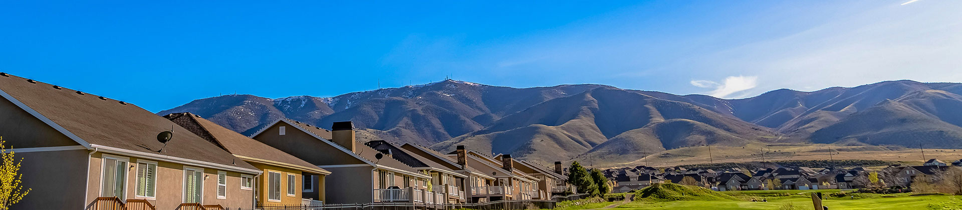 Un desarrollo residencial suburbano con colinas