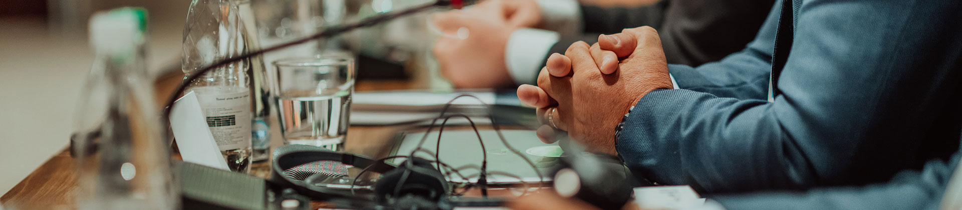 Los responsables de la toma de decisiones escuchan al presentador invisible