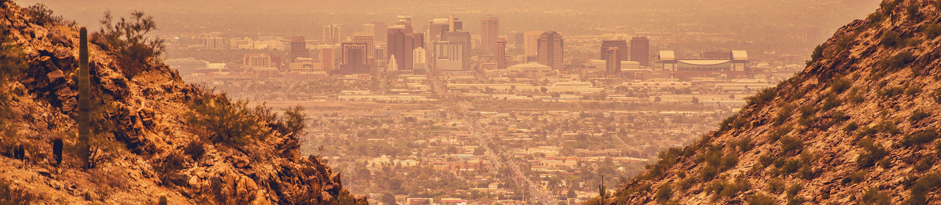 La capital de Arizona, Phoenix, en el fondo visto a través de Desert Hills