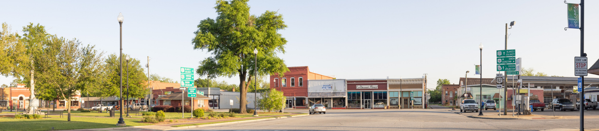 Imagen de un distrito de negocios de una pequeña ciudad estadounidense