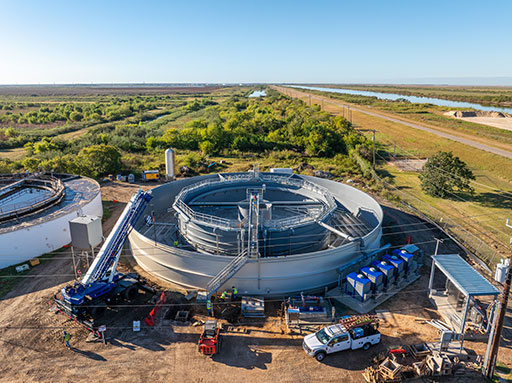Planta concéntrica de tratamiento de aguas residuales construida adyacente a las instalaciones existentes en Freeport, Texas