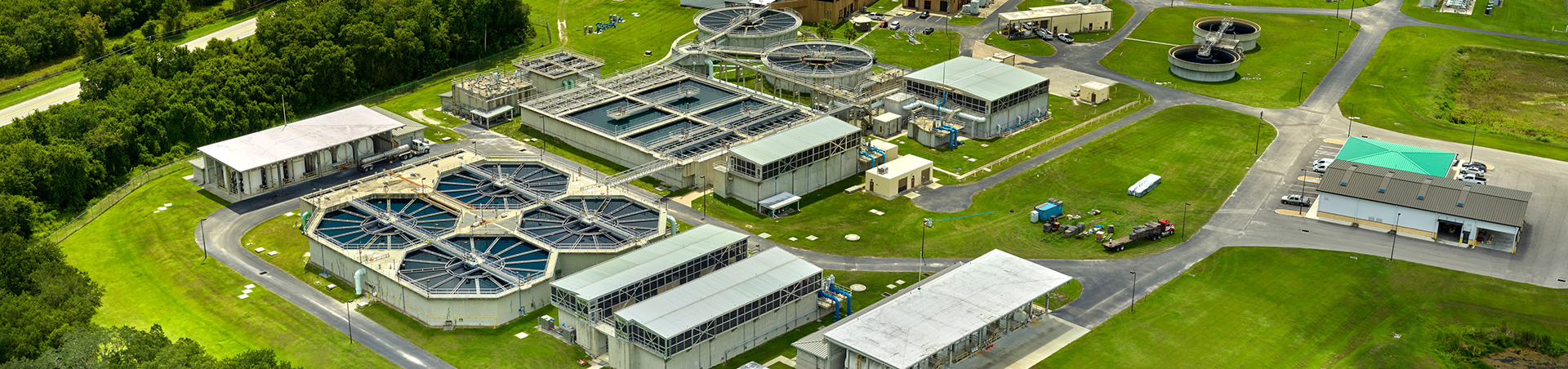 Requisitos crecientes en el tratamiento de aguas residuales Vista aérea de la planta de tratamiento de aguas residuales