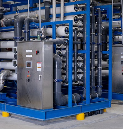 Cómo las comunidades están transformando el agua subterránea salobre en un suministro de agua fiable